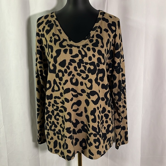 🛍 6 for $35 • NWT HEIMISH USA Animal Print Oh So Soft Knit V-Neck Lounge Top - Picture 1 of 16